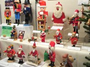 姫路・日本玩具博物館で世界のクリスマス展－空飛ぶサンタも