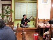 ヒッチハイクで日本縦断中のミュージシャンが来姫－喫茶店でライブも