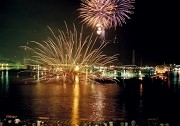 姫路港で海上花火大会－「がんばろう！日本」の仕掛け花火も