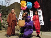 姫路城に「くノ一」が花見弁当を配達－弁当店が新サービス