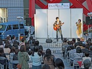 被災した子どもを支援する「足ながおにいちゃんプロジェクト」、広島の歌手が発足