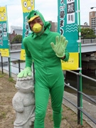広島・猿猴川沿岸で「カッパ祭り」－物まねやキュウリの早食い企画も