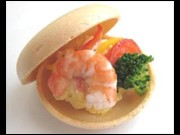 東武池袋に手で食べるサラダ「もなかサンド」－花見シーズンに向け販売