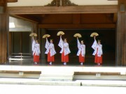 不思議な力でできたアマテラスに仕えた「斎王さま」テーマの踊り、伊勢神宮に奉納