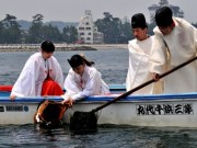 東海・南海地震で海に沈んだご神体「興玉神石」の藻を刈る神事－二見夫婦岩沖で