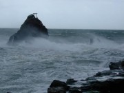 二見夫婦岩のしめ縄切れた－大型でノロノロ台風12号、伊勢志摩にも影響