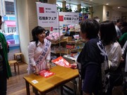 夏川りみさん一日店長－銀座わしたショップ「石垣島フェア」盛況