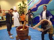 ホテル日航八重山で新春餅つき大会－つきたて餅に舌鼓