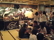 もつ鍋店からFM公開生放送－DJと一緒に飲んで話せる一体感売りに