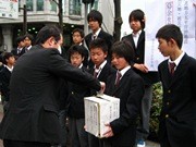 京都の街頭でも募金活動－下京中学校のクラブが自主参加