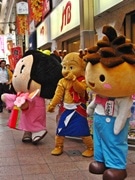 せんとくん、お江ちゃんを前にゴーゴー踊る－関西3都市のキャラバンで
