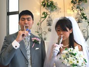 神戸のホテルで挙式控えたカップル、互いの尿の「浄化水」で乾杯