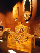 神戸らんぷミュージアムで木彫展－電気スタンドやテーブルなど102点展示