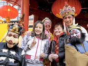 神戸南京町で旧正月祝う春節祭－孫悟空との記念撮影も