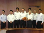 プロバスケ「兵庫ストークス」選手ら9人、井戸知事を表敬訪問