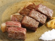 神戸牛鉄板焼き店が3周年－オーナー自らが競りに立ち会い仕入れ