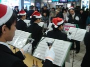 JR京橋駅で駅員が初ライブ－クリスマスハンドベルに人だかり