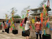 大阪城天守閣に「七夕かざり」－2000人の願い、色とりどりの短冊に