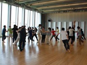 振付師・近藤良平さんがダンスワークショップ－まつもと市民芸術館で