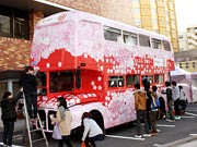 代ゼミ名古屋校に「受験生応援バス」－キットカットのネスレなどが企画
