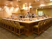 名駅にすし居酒屋「ふらり寿司」－すし60種類を1貫120円で提供