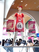 名駅のナナちゃん、存続決まる－「カウントダウンワンピース」に着替え