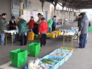 ひたちなか海浜鉄道の駅で「地元産野菜」直売会－風評被害の生産者励ます