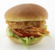 トルコライスの日を契機に「トルコライスバーガー」好調－手軽さ受ける