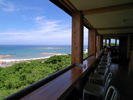 沖縄南城市に「海の見える」カフェ－「まんまるちんすこう」のプラスが開く