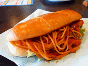 パスタ料理をパンに挟んで食べる「パスタサンド」－那覇・具志に専門店