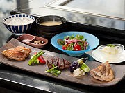スイスホテルが「肉食系女子」向けランチ－3種類の肉を提供