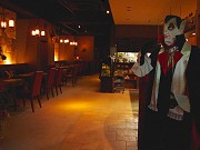 なんばに「ドラキュラ城」モチーフのレストラン－「ドラキュラのひつぎ」も