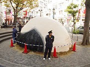 アメリカ村の三角公園に巨大な「ハゲ頭」が出土－大阪カンヴァス推進事業