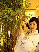 心斎橋に金色に輝くササ飾り－金箔の短冊に願いを込めて