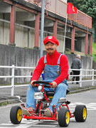 オーバーオールに赤いシャツ－奈良で｢マリオカートのおじさん｣話題に