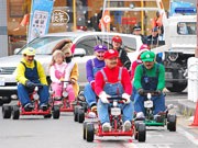 話題の｢マリオカートのおじさん｣、1日遅れのサンタクロースに