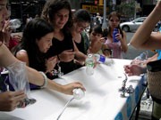 猛暑のニューヨークに移動式給水所－無料で飲料水を提供