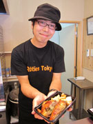 用賀のローストチキン専門店が開店から8カ月－シズル感で人気に