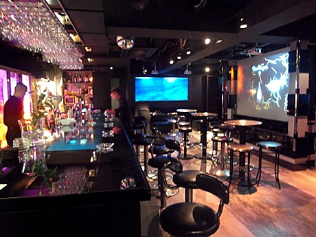 六本木にIT融合ダイニング「グラフィティ」-各席にモニター、独自ソフトで演出