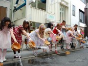 原宿で「打ち水大作戦」－成田童夢さんやゴスロリでの参加も