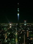 東京スカイツリーがライトアップ－錦糸町のホテル高層階窓側も満席に