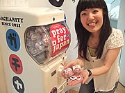 天神にチャリティー「ガチャポン」－アーティストらが缶バッジをデザイン