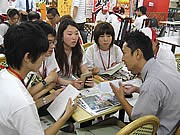 被災企業を支援－日本経済大学学生らが天神で「友情販売会」