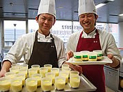 JR九州のブランド卵「うちのたまご」、製菓学生がプリンを製造