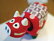 福島の縁起物「赤べこ」－天神で絵付けワークショップ