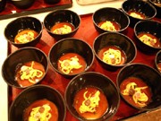 梅田のバイキングにラーメンそっくりスイーツ－屋台や湯切りの演出も