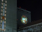 梅田のビル壁面に「スノーマン」の絵画－スノーマンフェスの一環で