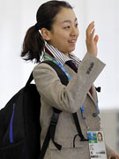 浅田真央選手、満を持してバンクーバー入り－現地ファンの大歓声に笑顔
