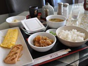 バンクーバーのカフェで、焼き鮭、みそ汁、納豆の和朝食が話題に