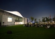 山口情報芸術センター、芝生の上で「真夏の夜の星空上映会」